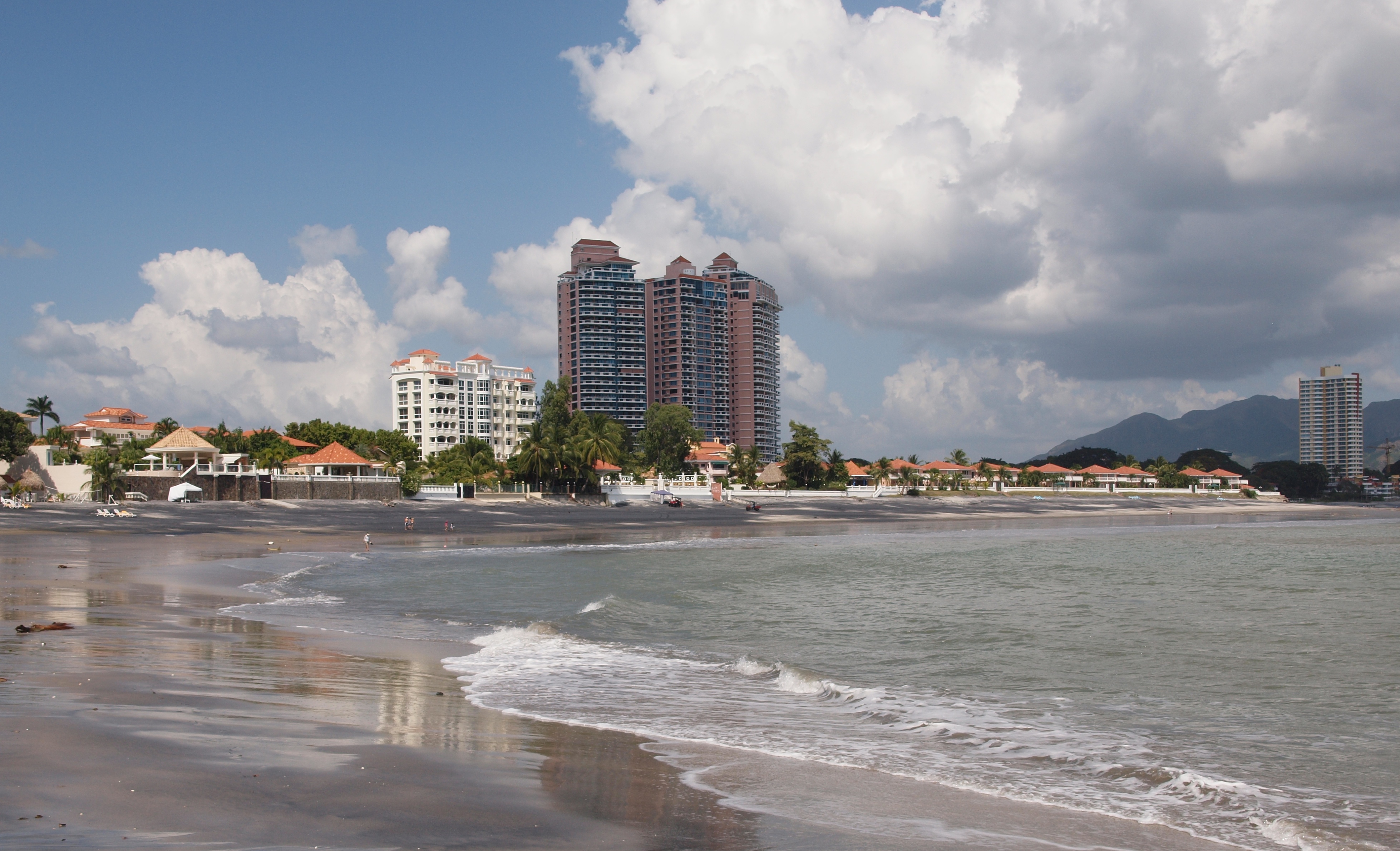 Playa Coronado: arena volcanica y torres frente al Pacifico (Foto: Cohen-Rose, CC BY-SA 2.0)