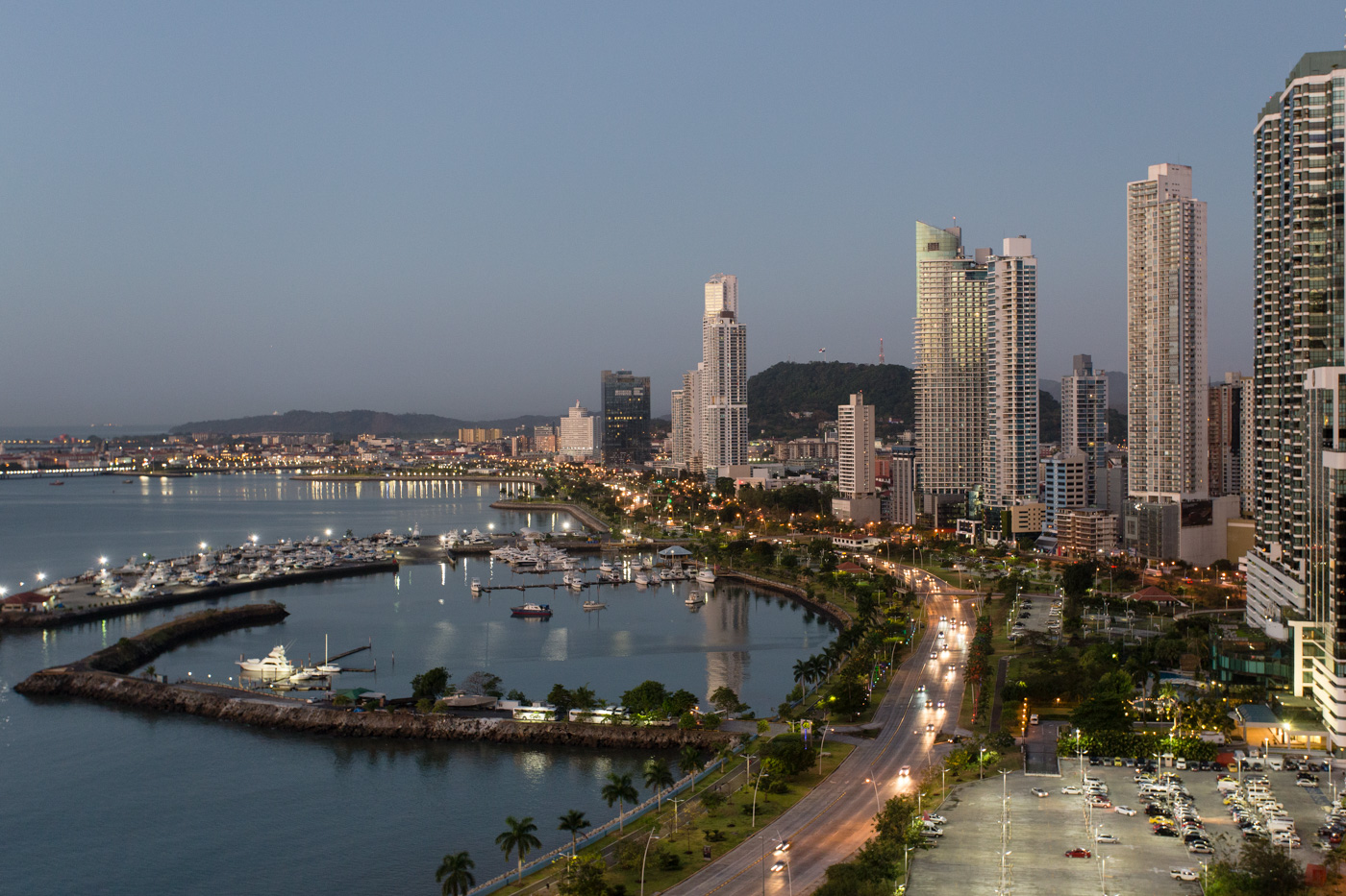 Atardecer en la bahía frente a Punta Pacífica y la Cinta Costera (Foto: Ragnhild y Neil Crawford, CC BY-SA 2.0)